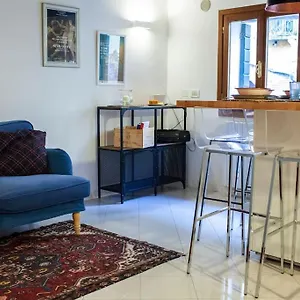 erbe-canal-view-private-house.hotelinveneto.com/